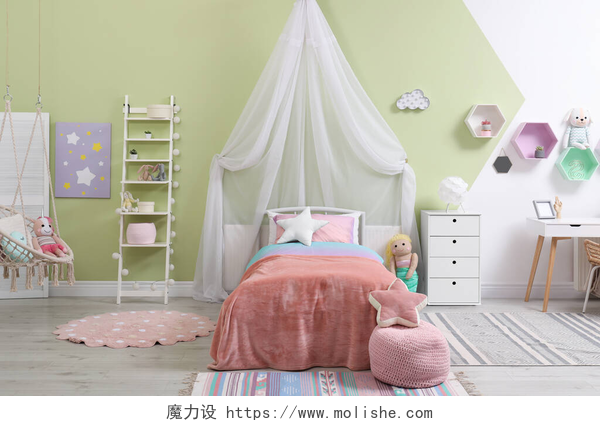 温馨的女儿房用玩具和现代家具装饰小孩的房间